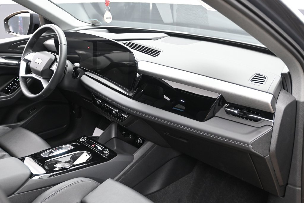 Used 2025 Audi Q6 e-tron Premium Plus w/ Premium Plus AWD/4WD image 32