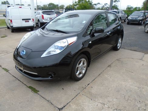 Used 2011 Nissan Leaf w/ Eco Design Pkg FWD image 6