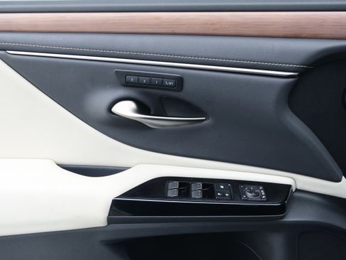 Certified 2025 Lexus ES 350 w/ Premium Package image 12