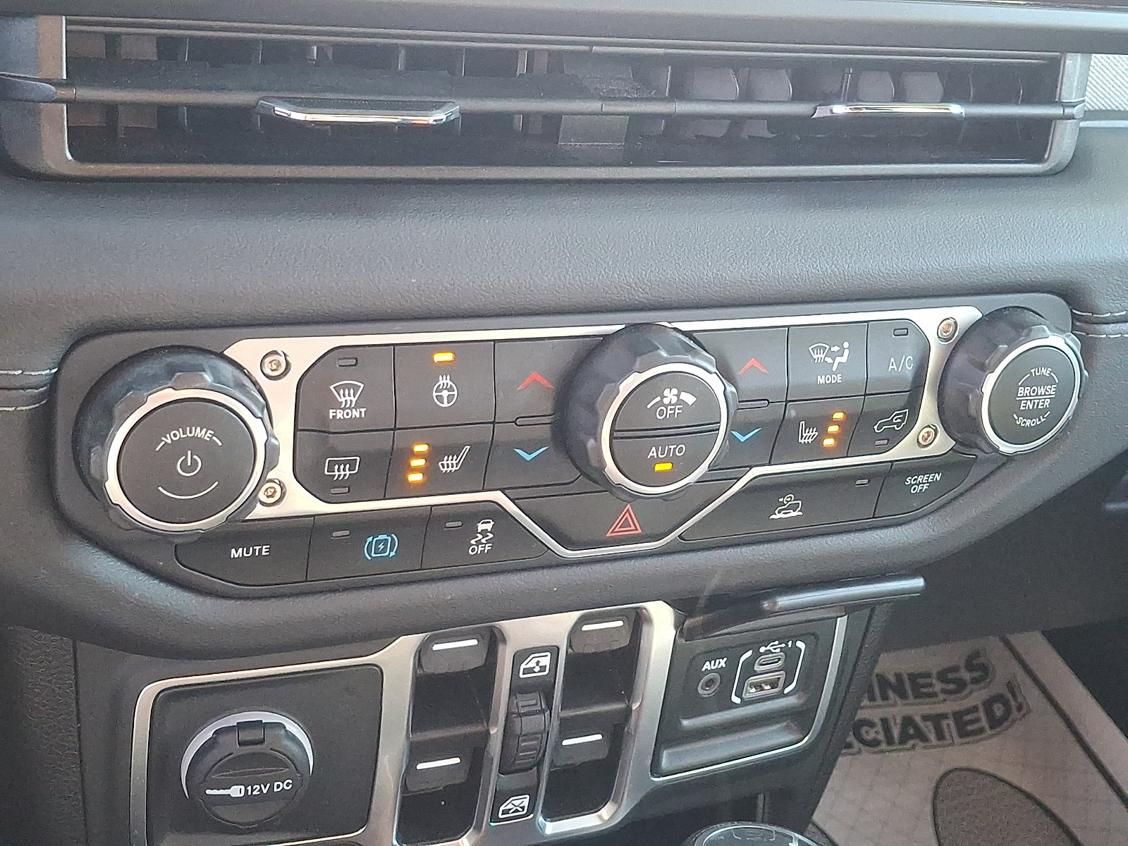 Used 2025 Jeep Wrangler Unlimited Sahara AWD/4WD image 15