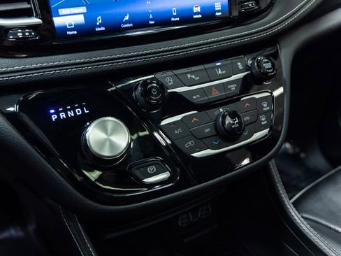 Used 2025 Chrysler Pacifica Limited image 19