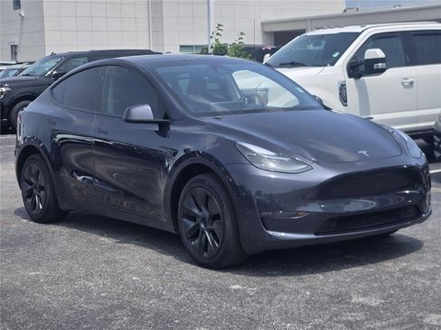Used 2025 Tesla Model Y Long Range AWD/4WD image 3