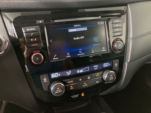 Used 2019 Nissan Rogue SV image 2