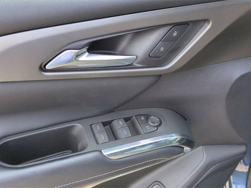 Used 2025 Chevrolet Traverse LT image 13