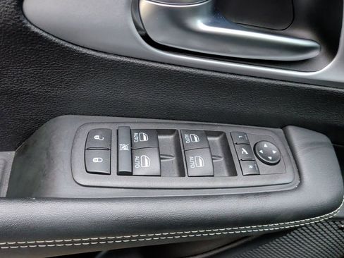 Used 2025 Chrysler Pacifica Limited w/ Uconnect Theater Family Group image 24