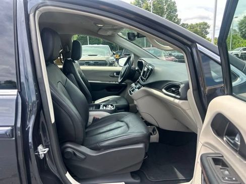 Used 2020 Chrysler Pacifica Touring-L FWD image 19