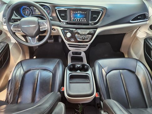 Used 2021 Chrysler Voyager Lxi image 20