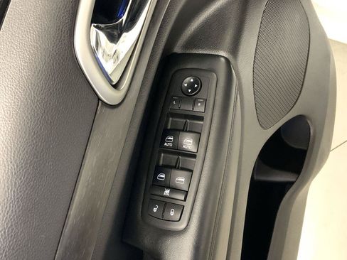 Used 2018 Jeep Grand Cherokee Altitude AWD/4WD image 7