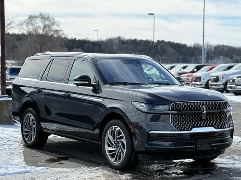 Used 2025 Lincoln Navigator Reserve image 45