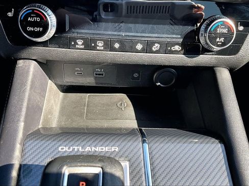Used 2022 Mitsubishi Outlander SE image 34