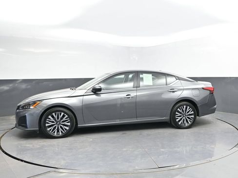 Used 2025 Nissan Altima 2.5 SV FWD image 6