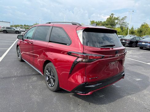 Used 2025 Toyota Sienna XSE w/ XSE Premium Package AWD/4WD image 5