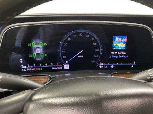 Used 2023 Cadillac Escalade ESV Luxury image 32