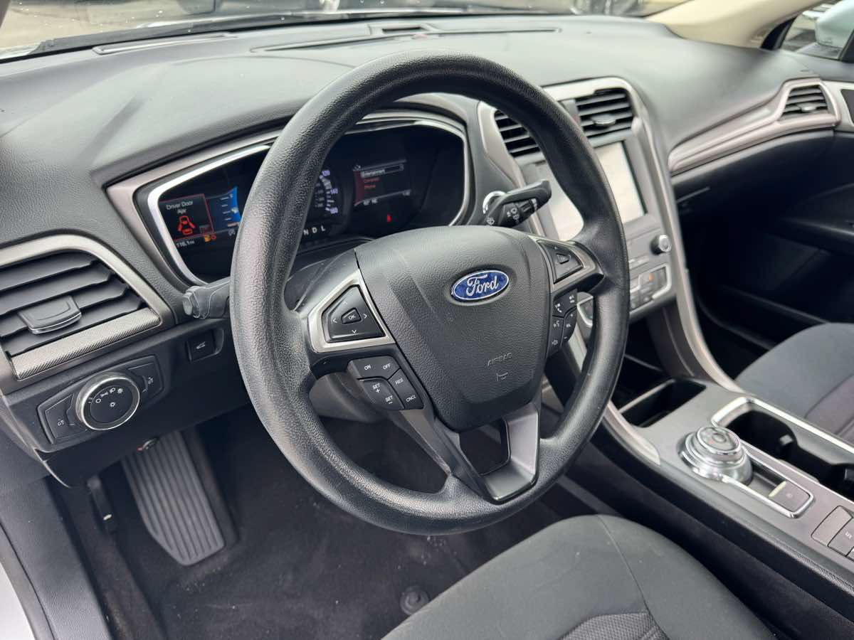Used 2020 Ford Fusion SE FWD image 24