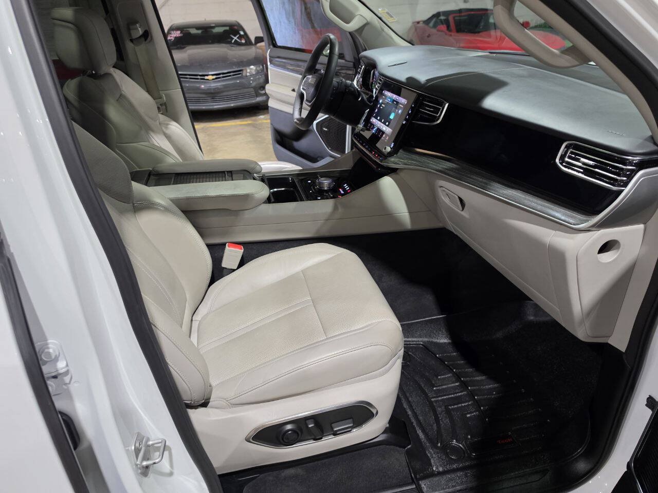 Used 2022 Jeep Wagoneer Series III w/ Premium Group I AWD/4WD image 39
