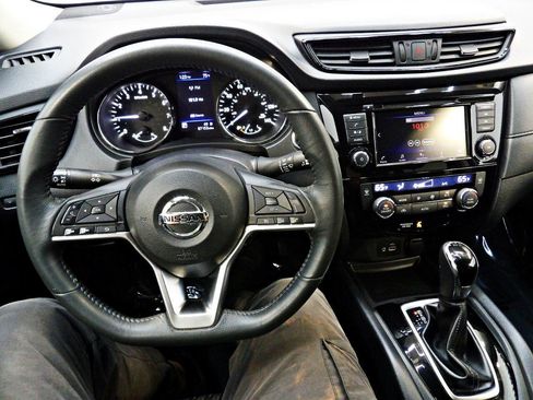 Used 2018 Nissan Rogue SV AWD/4WD image 18