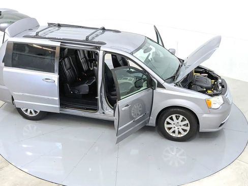 Used 2014 Chrysler Town & Country Touring image 50