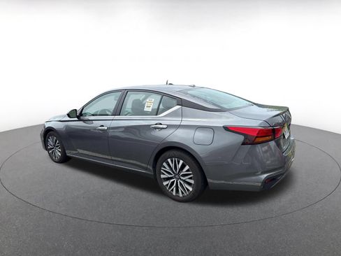 Used 2025 Nissan Altima 2.5 SV FWD image 13