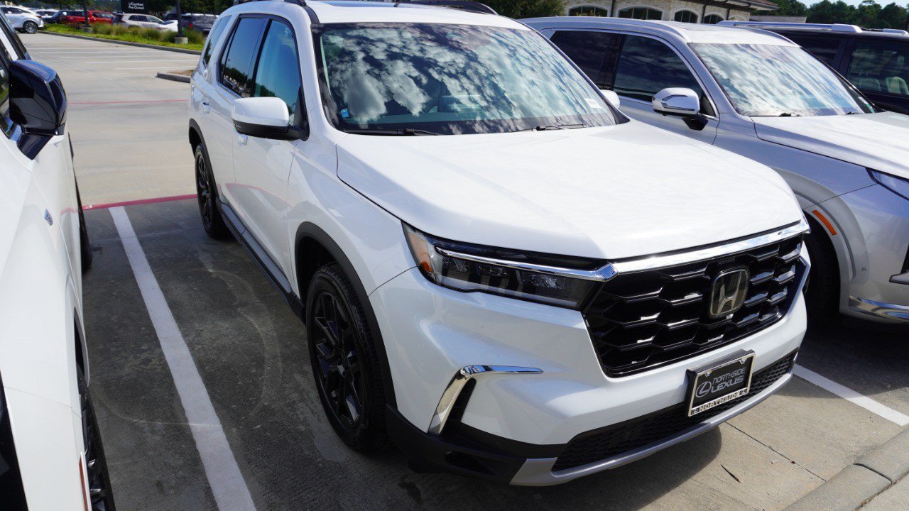 Used 2025 Honda Pilot Touring image 2