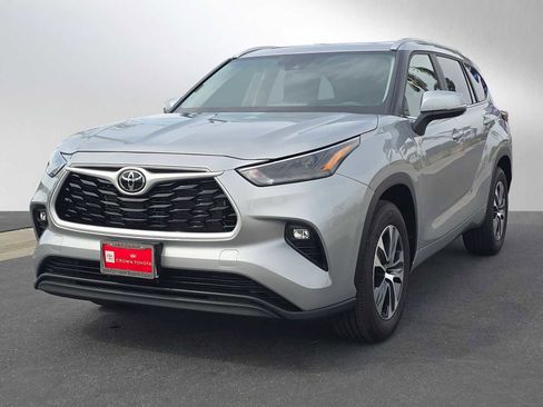 Certified 2025 Toyota Highlander XLE FWD image 7