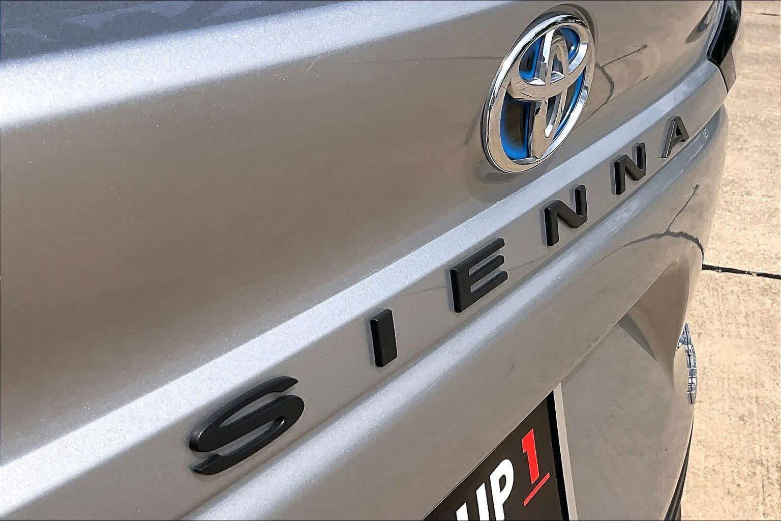 Used 2023 Toyota Sienna XLE FWD image 28