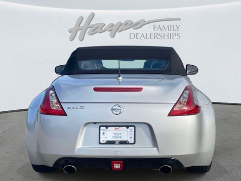 Used 2018 Nissan 370Z Touring RWD image 4