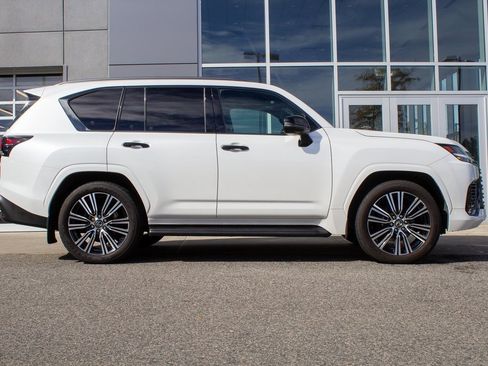 Used 2024 Lexus LX 600 4WD w/ Luxury Package image 4
