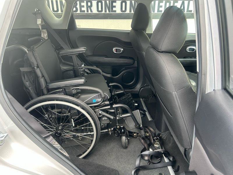 Used 2016 Kia Soul + FWD image 22