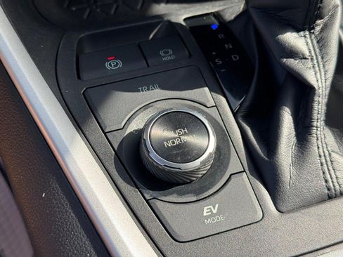 Used 2022 Toyota RAV4 LE AWD/4WD image 21
