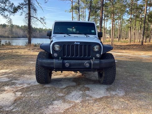 Used 2015 Jeep Wrangler Unlimited Rubicon w/ Connectivity Group image 8