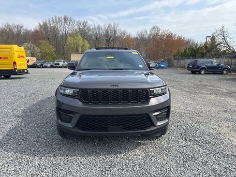 Used 2025 Jeep Grand Cherokee Altitude image 8