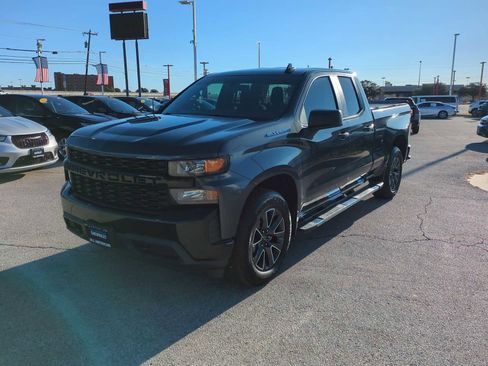 Used 2020 Chevrolet Silverado 1500 Custom w/ Custom Value Package image 4