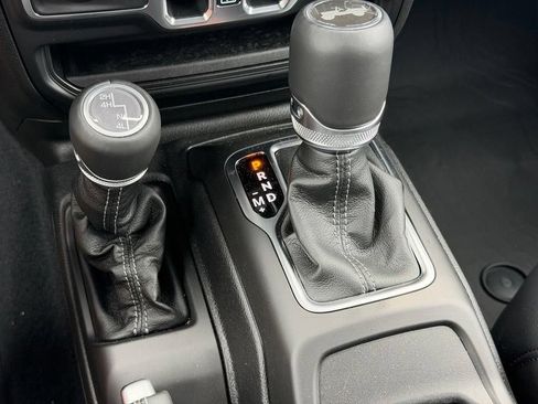 Used 2026 Jeep Wrangler Unlimited Sahara AWD/4WD image 19