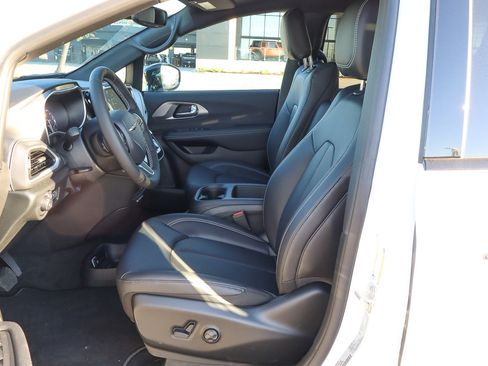 New 2026 Chrysler Pacifica Select image 14