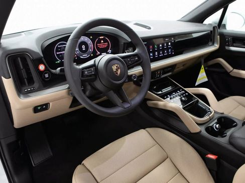 Certified 2025 Porsche Cayenne image 4
