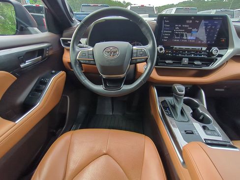Used 2021 Toyota Highlander Platinum FWD image 19