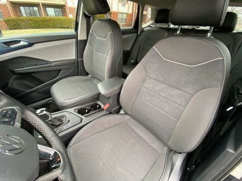 Used 2024 Volkswagen Taos SE image 13
