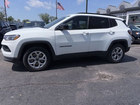 Used 2025 Jeep Compass Latitude AWD/4WD image 2