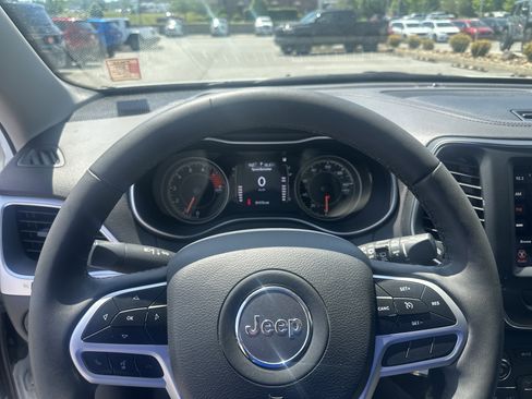 Used 2022 Jeep Cherokee Latitude w/ Sun & Sound Group AWD/4WD image 41