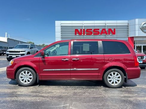 Used 2015 Chrysler Town & Country Touring w/ Driver Convenience Group FWD image 2