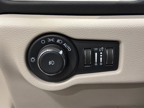Used 2024 Chrysler Pacifica Touring-L FWD image 21