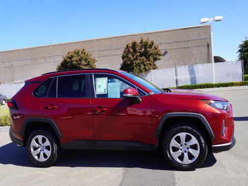 Used 2021 Toyota RAV4 LE FWD image 4