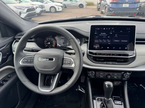 Used 2025 Jeep Compass Limited image 34