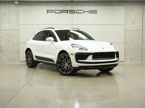 Certified 2026 Porsche Macan AWD/4WD image 9
