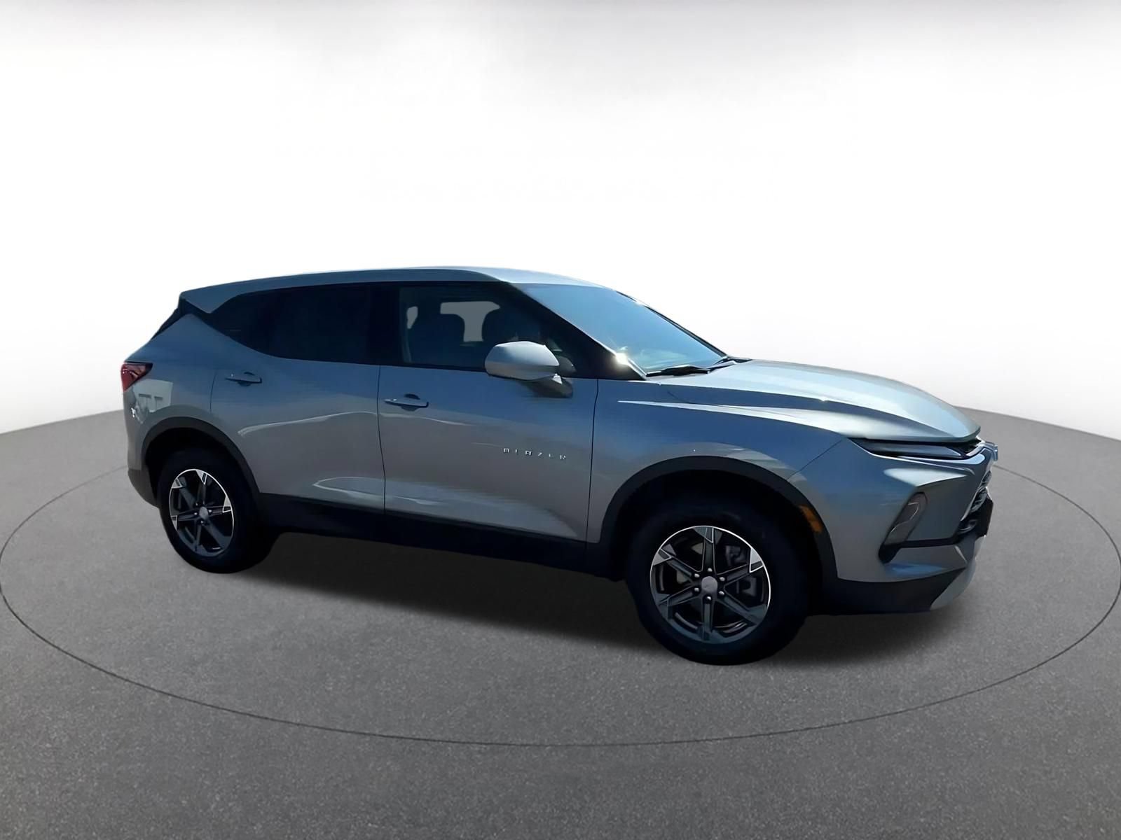 Used 2025 Chevrolet Blazer LT FWD image 2
