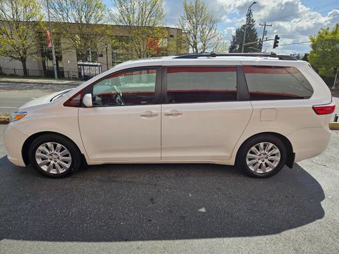Used 2015 Toyota Sienna XLE w/ XLE Navigation Package image 4