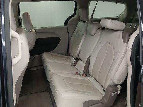 Used 2020 Chrysler Pacifica Touring-L image 17