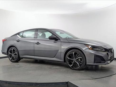 Used 2024 Nissan Altima 2.5 SR FWD image 11