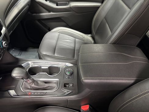 Used 2023 Chevrolet Traverse LT image 27