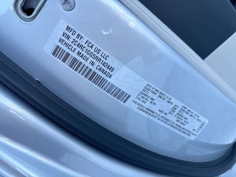 Used 2024 Chrysler Pacifica Limited image 34